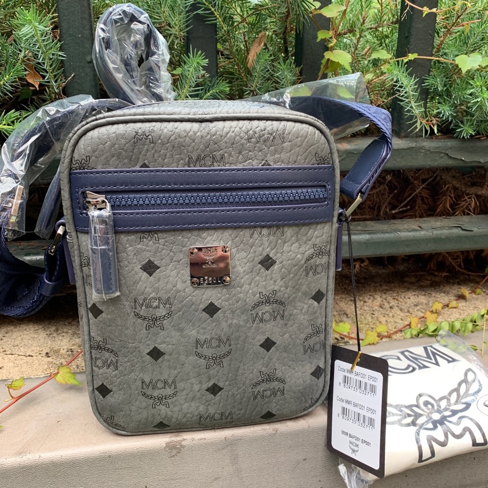 SOLD⛔️(UNISEX) Auth. MCM viseto Logo diamond zip Crosb - Picture 1 of 15